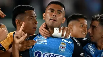 Conmebol sanciona a Blooming con $us 15.000 por la caída de una yuca a la cancha en el partido con River Plate