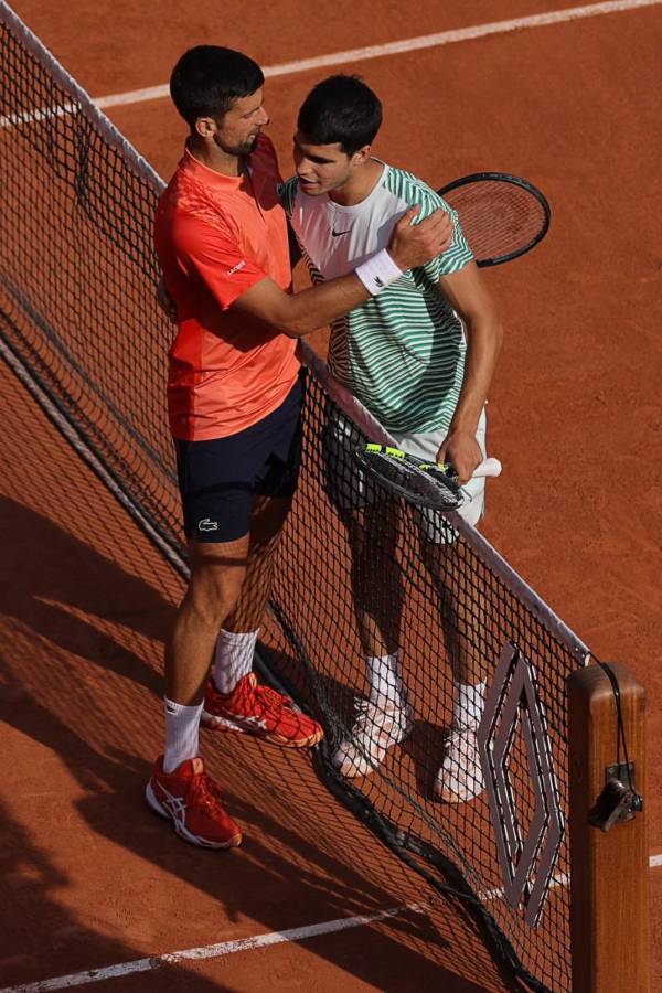 El serbio Novak Djokovic (I) consuela al español Carlos Alcaraz después de su victoria durante el partido de semifinales en el torneo Roland-Garros Open.