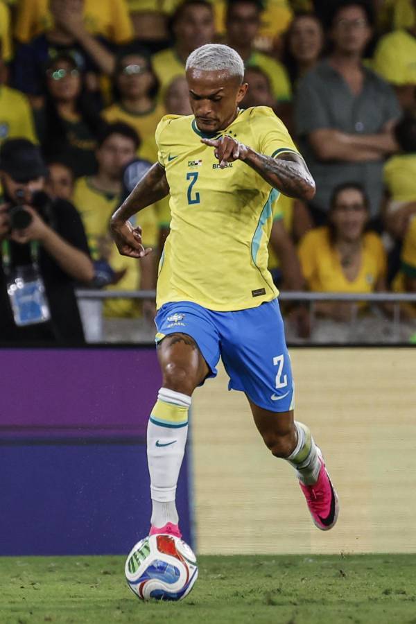 Wesley domina el balón en amistoso anterior con Brasil. 