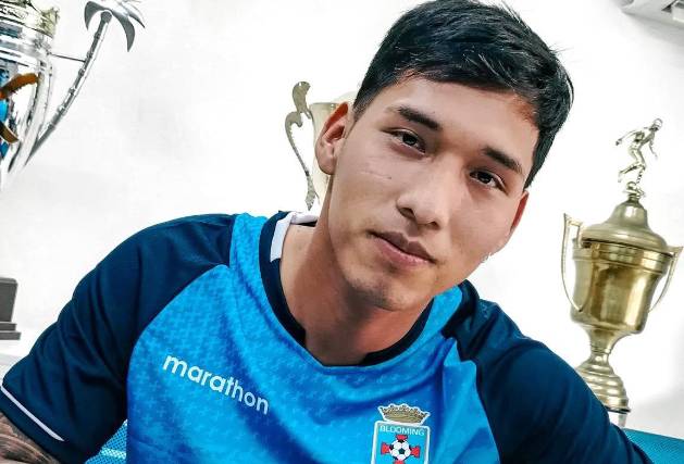 Jeyson Chura cuando firmó el contrato con Blooming, el 25 de febrero de este año. 