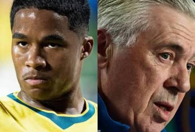 Endrick, delantero de la selección brasileña (izq.), y el DT Carlo Ancelotti. 