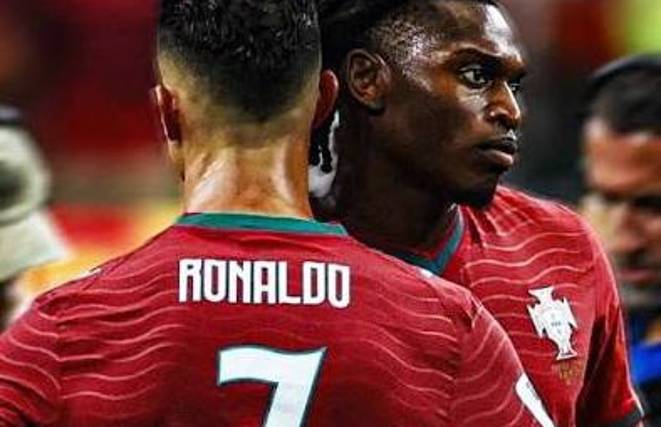 Cristiano Ronaldo junto con Rafael Leao, quien heredera el número 7 de la selección de Portugal.