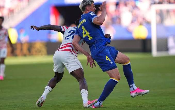 El estadounidense Balogun pisa al bosnio Muharemovic, por esa infracción recibió la tarjeta roja. 