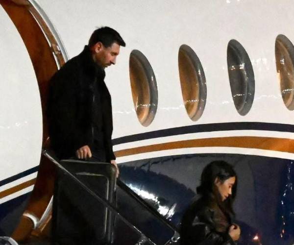 Lionel Messi arriba a Rosario para trasladarse al velatorio de su padre