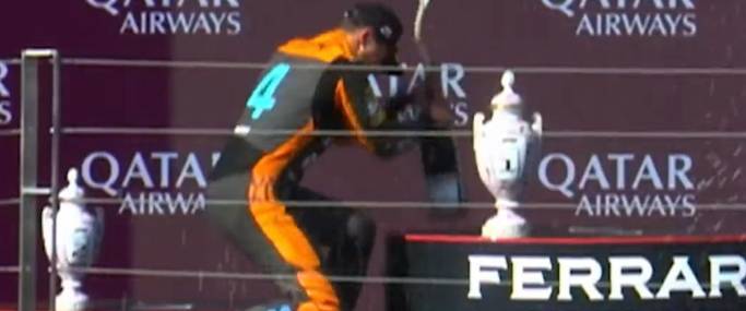 Video: El insólito blooper del piloto Norris al romper el trofeo de Max ...