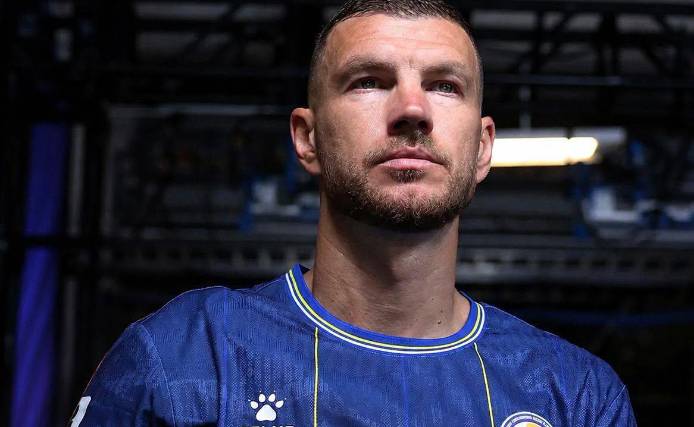 Edin Dzeko, capitán y delantero de la selección de Bosnia y Herzegovina anunció su retiro. 