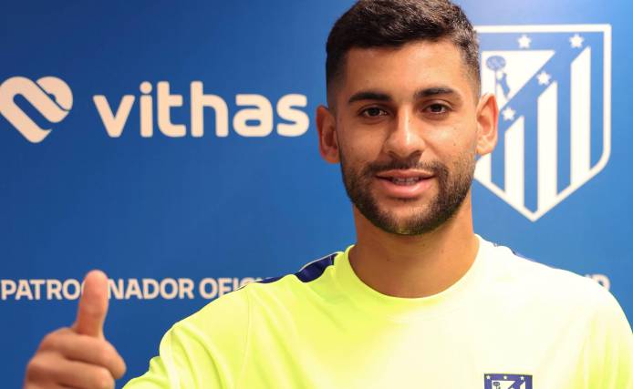 El argentino Cristian Romero posa para las redes sociales del Atlético de Madrid.