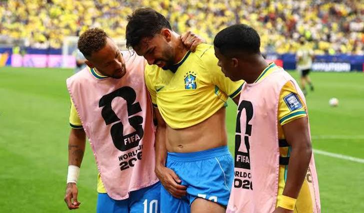 Lucas Paquetá (centro) ayudado por sus compañeros Neymar (izq.) y Endrick durante el partido con Japón.