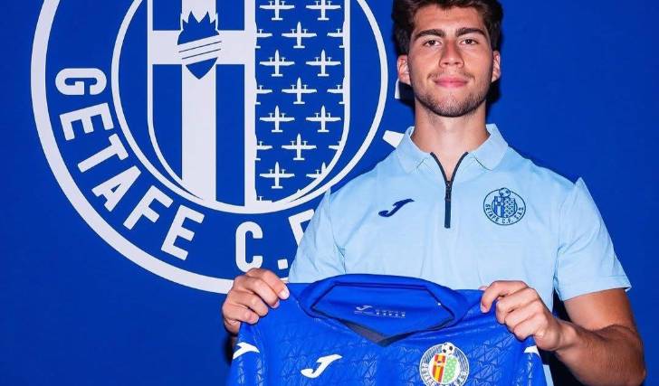 Óscar López, mediocampista boliviano muestra la camiseta del Getafe B, su nuevo club.
