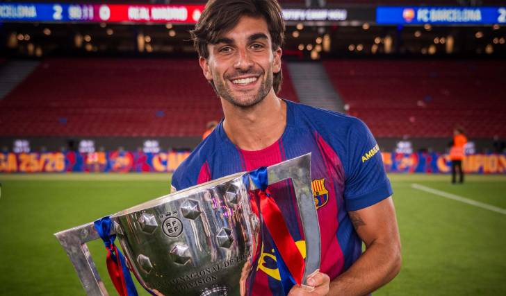 Ferran Torres levanta la Copa que ganó la última temporada en el FC Barcelona. 