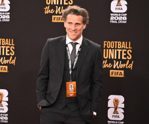 Uruguay anuncia a Diego Forlán como DT tras la salida de Bielsa