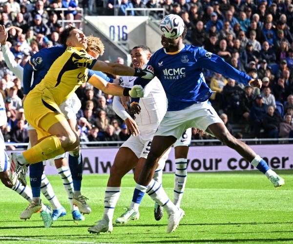 Chelsea gana 2-0 a Everton, pero Dibu Martínez queda KO por golpe en la cabeza