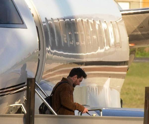 En un avión privado, Messi arriba a Argentina para su despedida con la Albiceleste