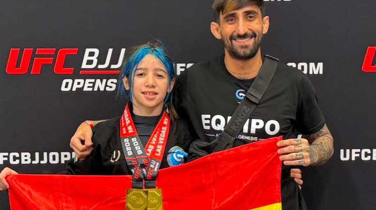 La boliviana Francielly Ruiz (izq.) junto con su entrenador luego de ganar dos medallas en la UFC.