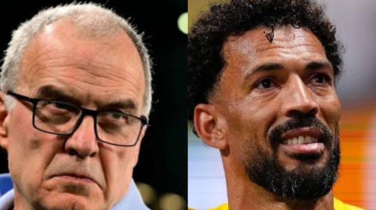 El entrenador de Uruguay Marcelo Bielsa y Vozinha, guardameta de Cabo Verde.