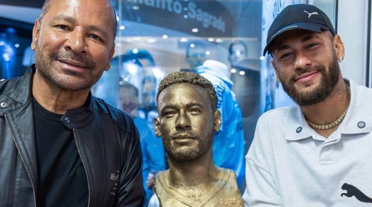 Neymar (der.) junto con su padre en un homenaje que recibió hace poco. 