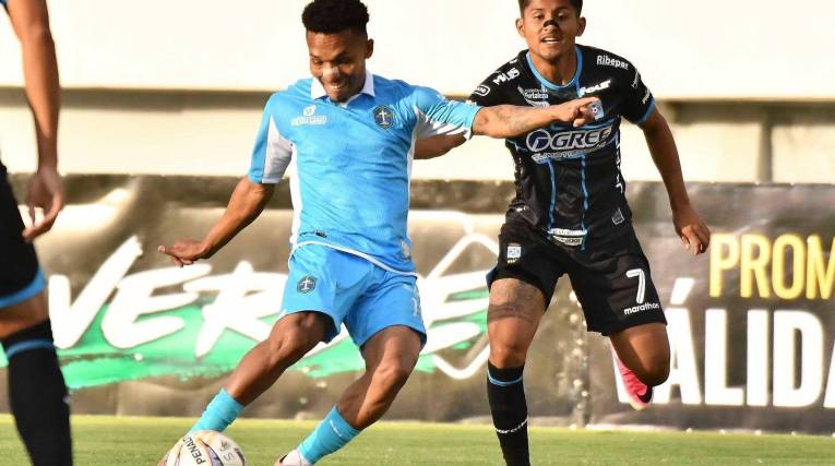 Carlos Preciado de San Antonio remata ante la marca de Miguel Villarroel en el juego de este sábado. 