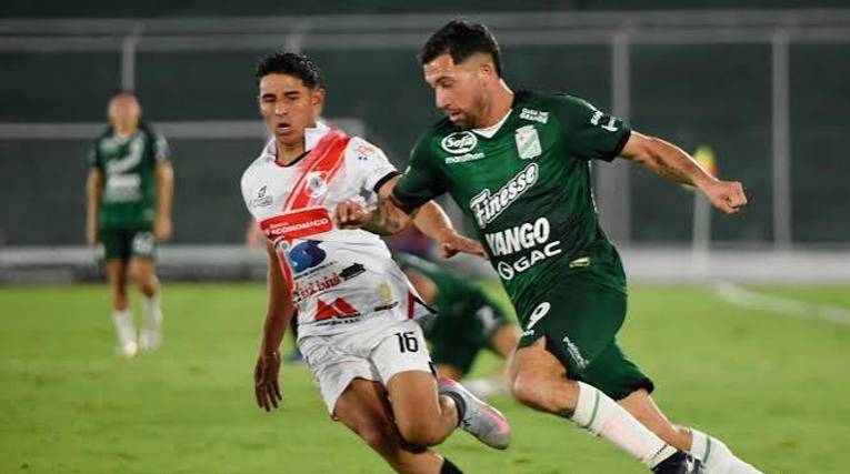 Nahuel Molina, delantero de Oriente Petrolero en el juego ante Nacional Potosí. 
