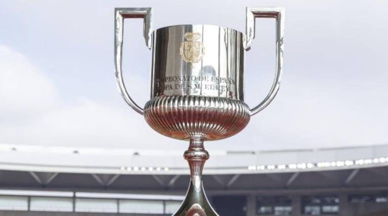 El trofeo de la Copa del Rey del fútbol de España.