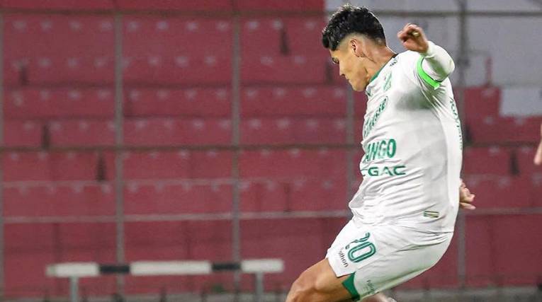Jorge Lovera, mediocampista de Oriente Petrolero, convirtió un golazo este jueves ante Real Tomayapo.