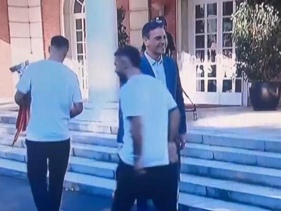 Video: El frío saludo del defensor Dani Carvajal al presidente español Pedro Sánchez