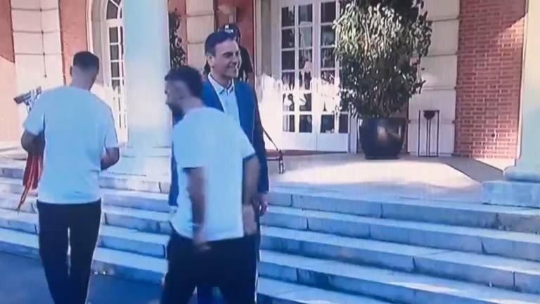 Video: El frío saludo del defensor Dani Carvajal al presidente español Pedro Sánchez