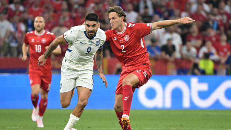 Dinamarca sella su clasificación a octavos tras igualar sin goles con Serbia