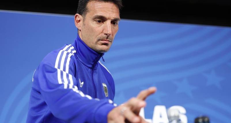 El seleccionador de Argentina, Lionel Scaloni, asiste a una rueda de prensa previo al partido contra Austria.