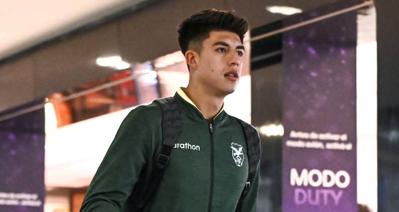 Gabriel Villamil, mediocampista de la selección boliviana, en el aeropuerto de Ezeiza.