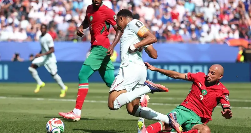 Mbappé recibe la infracción del defensor marroquí Noussair Mazraoui.