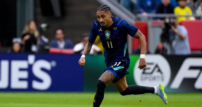 Raphinha, delantero de la selección brasileña, está envuelto en una polémica por problemas financieros.
