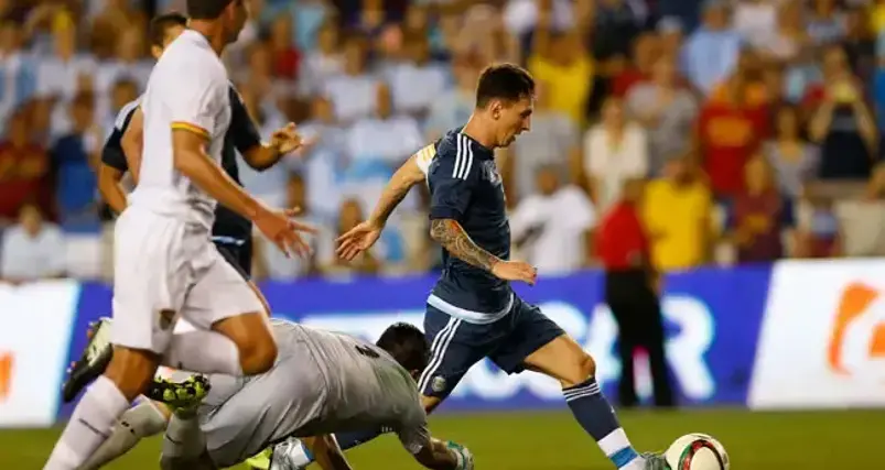 Incidencia del duelo entre Bolivia y Argentina en 2015; Messi elude al guardameta Daniel Vaca.