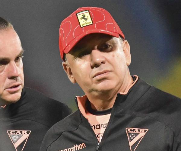 Baldivieso abandona molesto una conferencia de prensa por preguntas sobre Martins