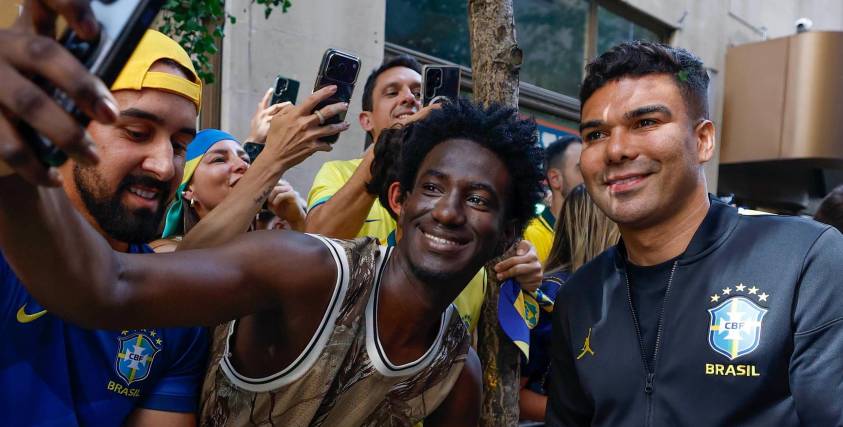 El mediocampista de Brasil, Casemiro, posa con un aficionado en la previa del duelo ante Haití.