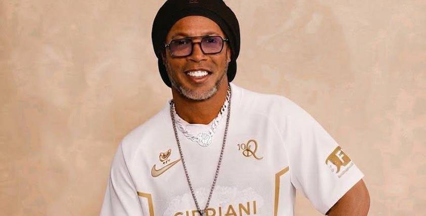 Ronaldinho, el astro brasileño jugará en el Rávena de Italia. 