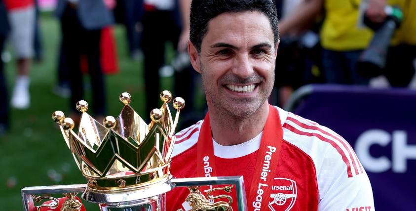 El entrenador español Mikel Arteta sujeta el trofeo tras ganar la Premier League de la temporada 2025-2026.