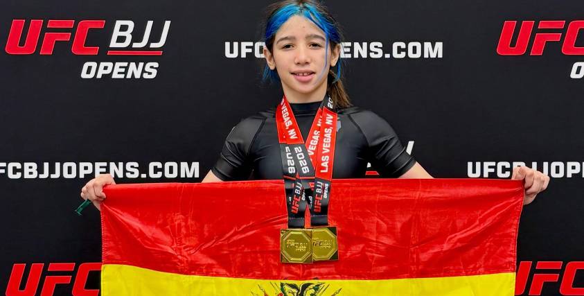 Francielly Ruiz luce sus medallas y la bandera de Bolivia. 