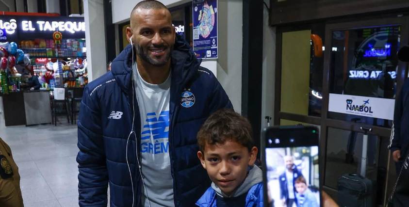 El guardameta Weverton se saca una fotografía con un hincha del Gremio en el aeropuerto en Santa Cruz.