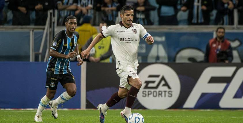 Leonel Justiniano conduce el balón en el duelo ante Gremio, en Porto Alegre.