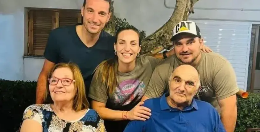 Eulalia Marzetti, madre de Lionel Scaloni (izq.), junto con su familia. 