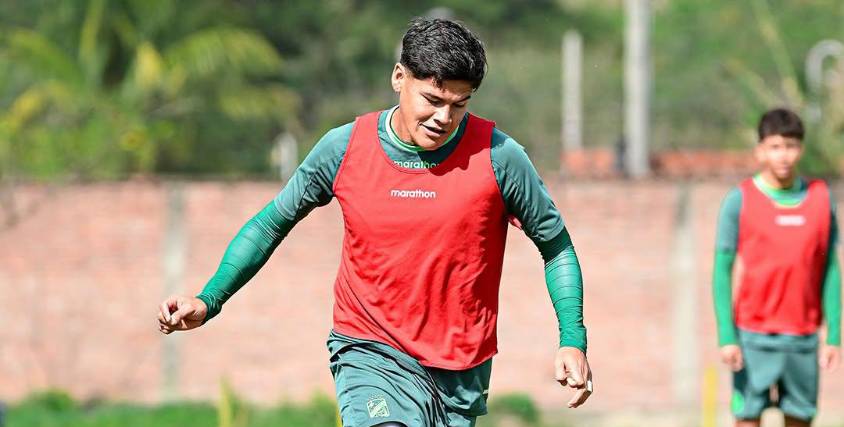 Jorge Lovera, capitán de Oriente Petrolero, entrena con normalidad en el complejo refinero. 