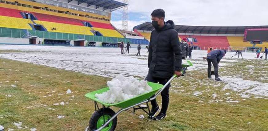 El campo de juego del estadio Víctor Agustín Ugarte lleno de nieve.