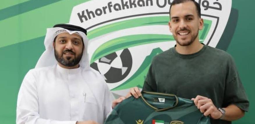 Luis Haquín recibe la camiseta oficial del club Khor Fakkan de Emiratos Árabes.