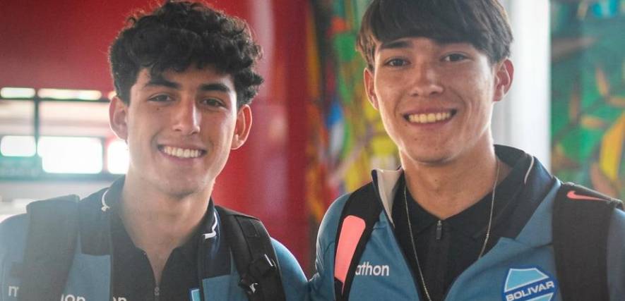 Bruno Núñez (izq.) y Ronald Cronembold, juveniles de Bolívar, convocados para esta noche ante Blooming.