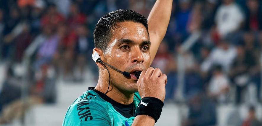 El árbitro Luis Villarroel estuvo a cargo del partido entre ABB y FC Universitario.