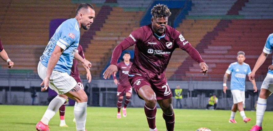 El delantero de Bolívar Dairon Asprilla en el partido ante Aurora en Cochabamba.