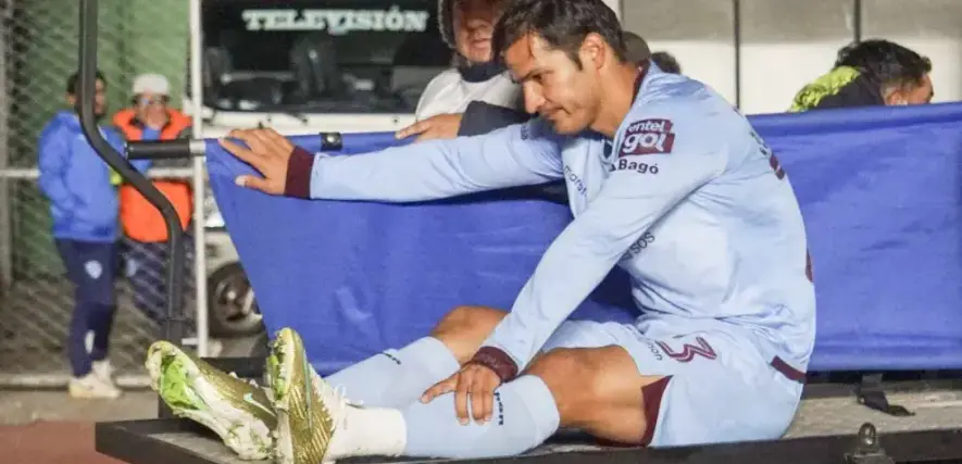 Leonel Justiniano, capitán de Bolívar, sale lesionado del juego contra FC Universitario. 