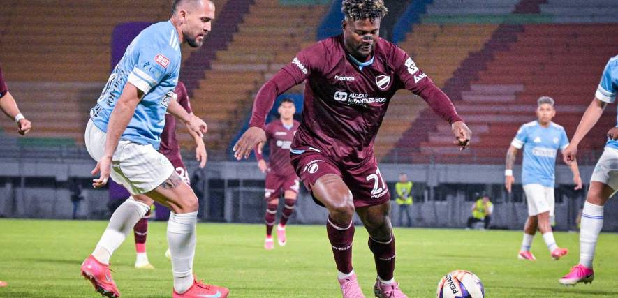 Dairon Asprilla conduce el balón ante la marca del defensor René Barbosa.