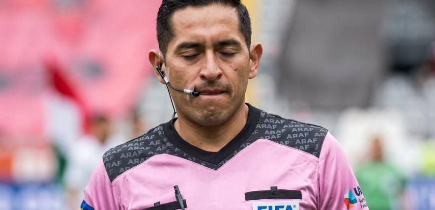 Jordy Alemán, árbitro tarijeño, que cobró un penal polémico en el juego entre Nacional Potosí y Bolívar.