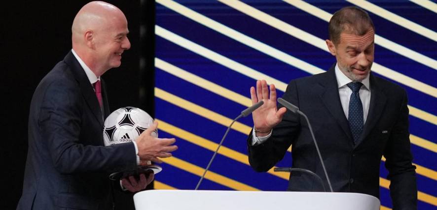 El presidente de la FIFA Gianni Infantino (izq.) junto con el titular de la UEFA, Aleksander Ceferin.